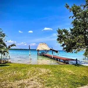 Hermosa Caribeña En La Laguna De Bacalar